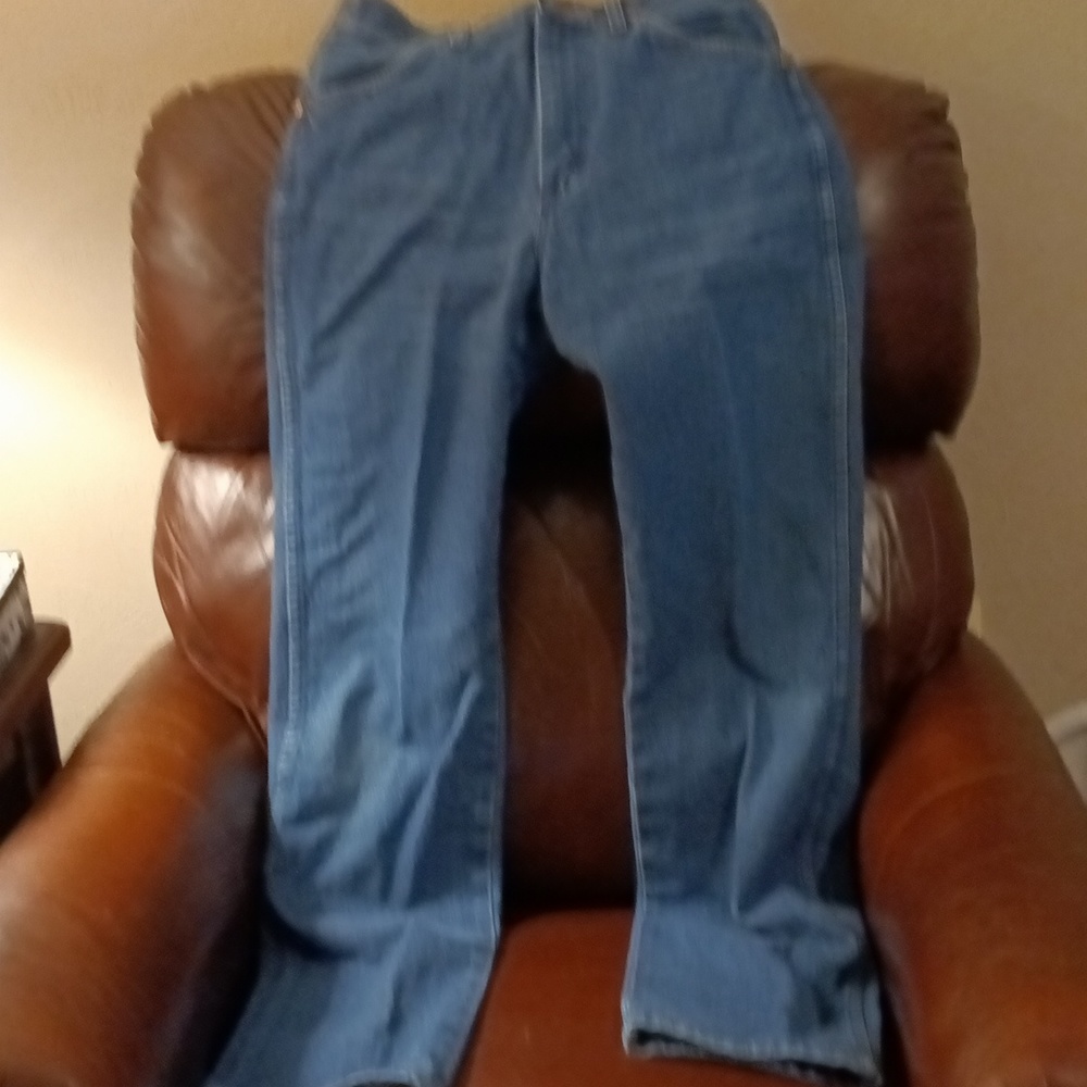Men's wrangler jeans 30 x 33 size.  Like new condition